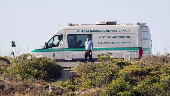 Polizei an einem Strandabschnitt in Praia da Luz/Portugal