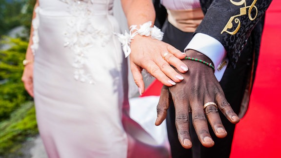 Prinzessin Märtha Louise und Durek Verrett zeigen ihre Ringe.
