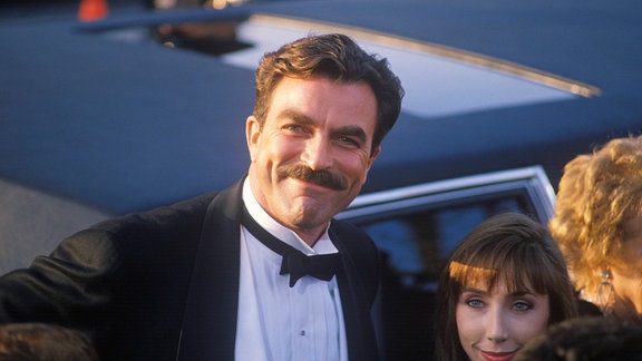 Tom Selleck in Begleitung bei einem öffentlichen Event