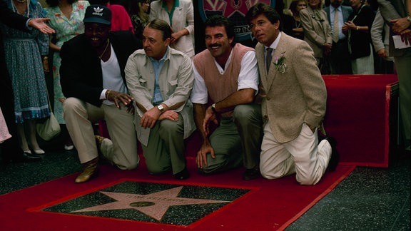 Tom Selleck und seine Darstellerkollegen der Serie "Magnum" bei der Ehrung auf dem Hollywood Walk of Fame