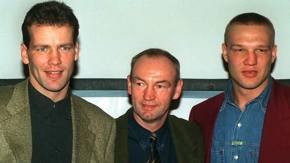 Locker und optimistisch gaben sich der Box-Weltmeister im Halbschwergewicht, Henry Maske (l.), und der deutsche Schwergewichts-Champion Axel Schulz (r.) gemeinsam mit ihrem Trainer Manfred Wolke