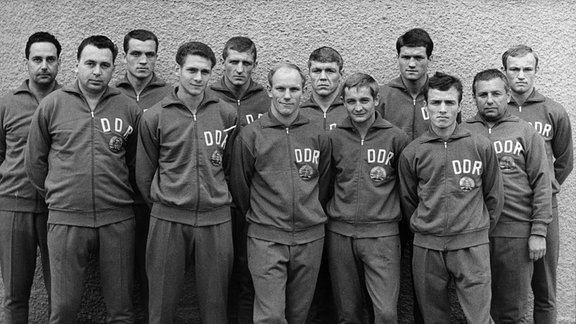 Für die Europameisterschaften im Boxen in Rom vom 24.5. bis 02.06.1967 in Rom hat der Boxverband der DDR folgende Boxer nominiert, die sich am 21.05.1967 in Berlin dem Fotografen stellen: vordere Reihe v.r.n.l..: Walter Cybinski, Peter Ketelhut, Dieter Dunkel, Peter Tiepold. hintere Reihe v.r.n.l.: Manfred Wolke, Hans-Jürgen Voigtländer, Günter Wensierski, Hans-Joachim Brauske, Jürgen Schlegel. 2.v.r.: Verbandstrainer Karl-Heinz Lüdke, 2.v.l.: Trainer Horst Gülle, ganz links: Masseur Harry Bausdorf.