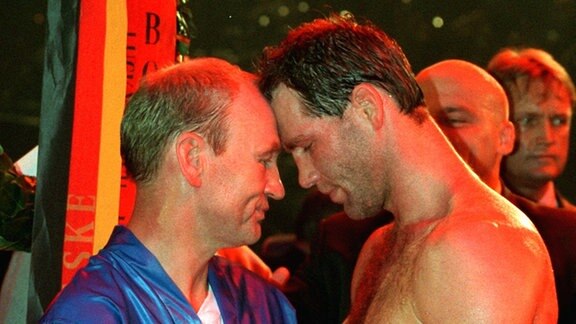 Weltmeister Henry Maske (r) sucht nach dem Kampf eine Ruhepause bei Trainer Manfred Wolke.