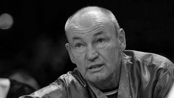 Der Deutsche Trainer Manfred Wolke beobachtet den Kampf.