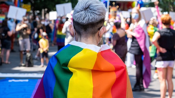 Mann mit Regenbogenflagge beim CSD Berlin