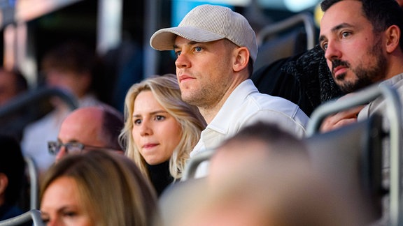 Manuel Neuer FC Bayern zu Besuch mit seiner verlobten Anika Bissel sitzen in der Olympiahalle Bayern