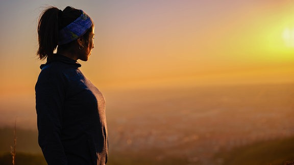 Läuferin bei Sonnenaufgang