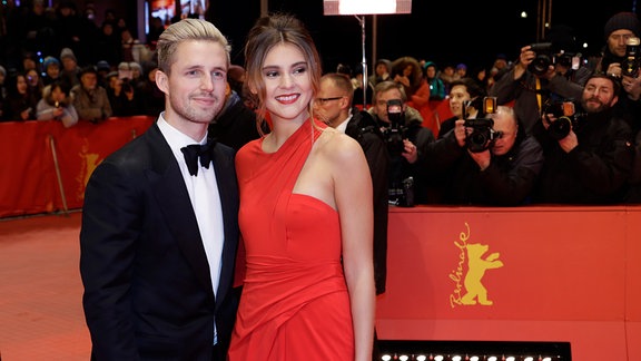 Stefanie Giesinger  und ihr Freund Marcus Butler auf dem roten Teppich bei den Berlinale Filmfestspielen 2017 in Berlin.