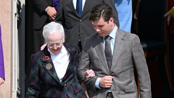 Die dänische Königsfamilie posiert auf Schloss Fredensborg. Bild: Königin Margrethe und Prinz Christian