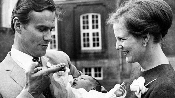 Prinzessin Margrethe von Dänemark und Ehemann Prinz Henrik mit ihrem Sohn Frederik