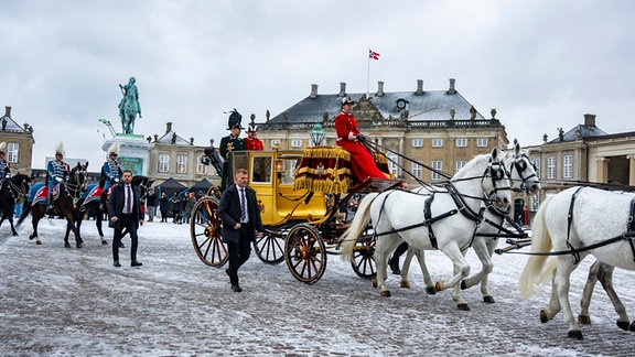Dänemarks Königin Margrethe II. wird vom Husarenregiment eskortiert, als sie in einer Pferdekutsche vom Schloss Christian IX. zum Schloss Christiansborg in Kopenhagen fährt.