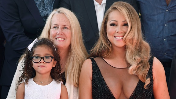 Mariah Carey (r) erscheint mit ihrer Mutter Patricia (2.v.l) und Tochter Monroe