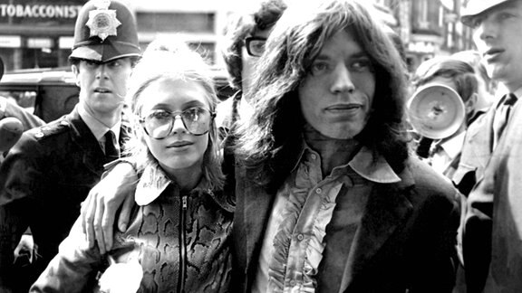 Mick Jagger und seiner Freundin, der Schauspielerin Marianne Faithfull, die bei einer Polizeirazzia verhaftet wurden, 1969.