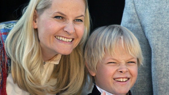 Kronprinzessin Mette-Marit und ihr Sohn Marius winken am Nationalfeiertag 2007 vor ihrer offiziellen Residenz in Skaugum.