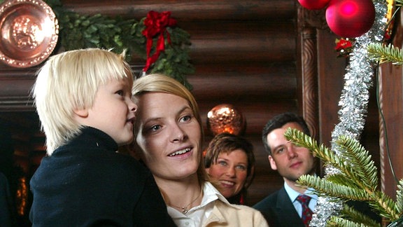 Marius Borg Höiby als kleiner Junge auf dem Arm seiner Mutter Kronprinzessin Mette-Marit