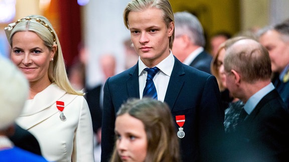Kronprinzessin Mette Marit (links) und ihr Sohn Marius Borg Hoiby besuchen eine Galavorstellung in der Aula der Universität in Oslo.