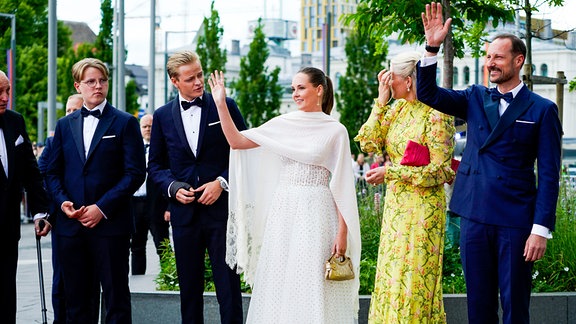 Prinz Sverre Magnus (l-r), Marius Borg Hoeiby, Prinzessin Ingrid Alexandra, Kronprinzessin Mette-Marit und Kronprinz Haakon kommen zu einer Gala-Veranstaltung der norwegischen Regierung. 