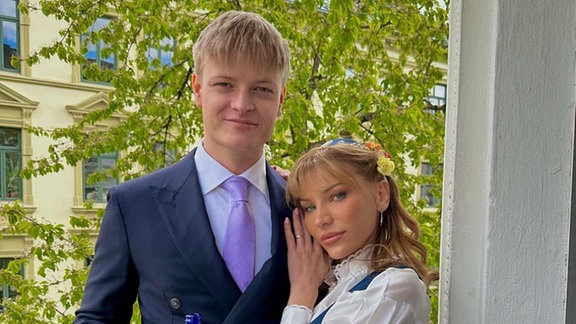 Marius Borg und Nora Haukland auf einem Balkon