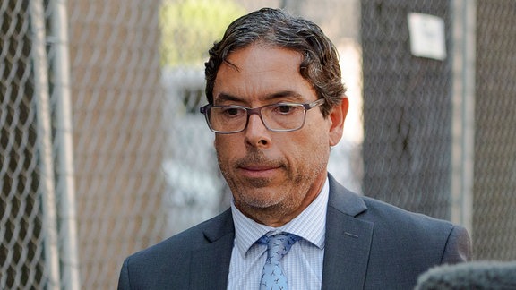 Dr. Mark Chavez, ein Arzt aus San Diego,  verlässt das US-Gerichtsgebäude, nachdem er sich der Verschwörung zur Verteilung des chirurgischen Anästhetikums Ketamin in Los Angeles schuldig bekannt hat. 