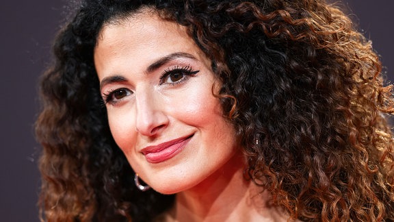 Journalistin Marwa Eldessouky kommt zur Verleihung der Deutschen Fernsehpreise 2023 ins Coloneum.