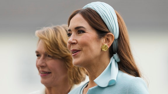 Dänemarks Königin Maria (rechts) wird von Elke Buedenbender, Ehefrau des deutschen Präsidenten Frasnk-Walter Steinmeier, begrüßt, als sie zu einem Besuch in Berlin im Schloss Bellevue eintrifft
