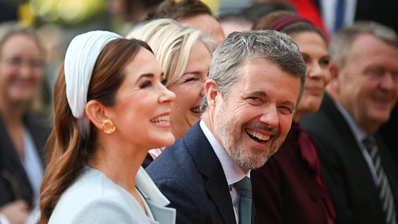 König Frederik X. von Dänemark lacht während einer Feier zum 25. Jubiläum der nordischen Botschaft am Tiergarten neben Königin Mary von Dänemark.