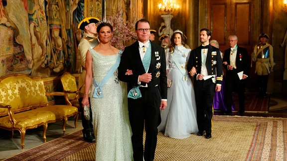 Schwedens Kronprinzessin Victoria und Prinz Daniel treffen zu einem Galadinner zu Ehren des dänischen Königspaars im Königlichen Palast ein.
