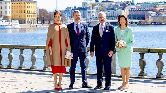 König Frederik X. und Königin Mary von Dänemark, König Carl Gustav und Königin Silvia von Schweden vor dem Rathaus von Stockholm.