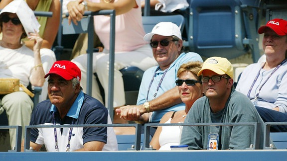 Matthew Perry mit seinen Eltern im Publikum bei den Tennis US OPEN 2002