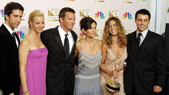 Die amerikanischen Schauspieler und damaligen Darsteller der Comedy-Serie "Friends", David Schwimmer (l-r), Lisa Kudrow, Mathew Perry, Courtney Cox Arquette, Jennifer Aniston und Matt LeBlanc, freuen sich bei der Verleihung des Fernsehpreises "Emmys" über ihre Trophäe. 