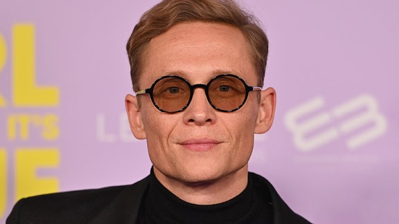Portrait des Schauspielers Matthias Schweighöfer mit Sonnenbrille