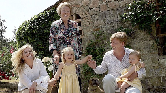 Königin Beatrix, das Kronprinzenpaar Maxima und Willem-Alexander und deren kleine Töchter Catharina-Amalie und Alexia stehen 2006 im Garten ihres Landhauses in Tavarnelle in der Toskana zusammen 