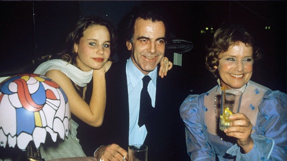 Der schweizerisch-österreichische Schauspieler Maximilian Schell mit seiner Schwester Maria Schell (r) und deren Tochter Marie Theres Relin am 27.03.1982 bei der Veranstaltung "Ein Herz für Kinder" in München.