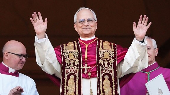 Der neu gewählte Papst Leo XIV., der US-Amerikaner Robert Prevost, winkt nach dem Konklave auf dem Balkon des Petersdoms im Vatikan.