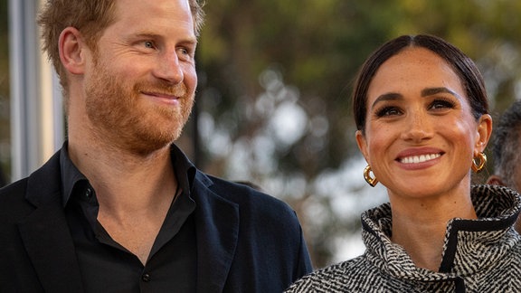 Prinz Harry (l), Herzog von Sussex, und seine Frau Meghan, Herzogin von Sussex