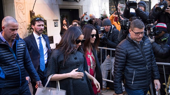 Meghan, Herzogin von Sussex, verlässt hochschwanger ein Hotel.