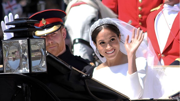 Meghan Markle im Hochzeitskleid, mit Prinz Harry an ihrer Seite.