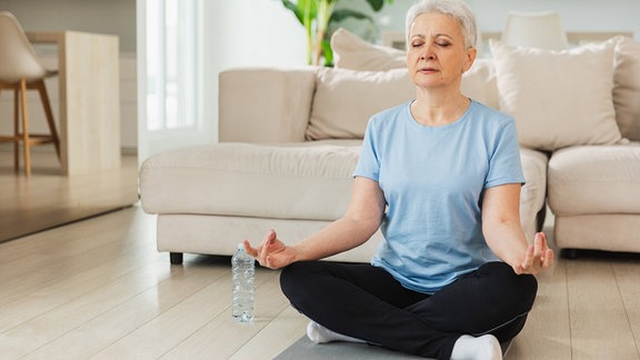 eine Frau bei einer Yogaübung