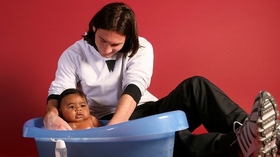 Lionel Messi 2007 beim Baden des damals erst sechs Monate alten Lamine Yamal.