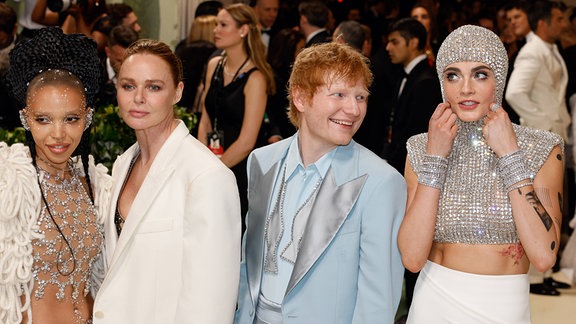 FKA Twigs, Stella McCartney, Ed Sheeran, und Cara Delevingne posieren nebeneinander auf dem Roten Teppich