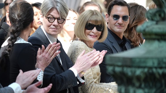 Anna Wintour (M), Chefredakteurin der US-amerikanischen Ausgabe der Vogue, besucht die Pressevorschau der Ausstellung des Metropolitan Museum of Art im Costume Institute, «Karl Lagerfeld: A Line of Beauty»