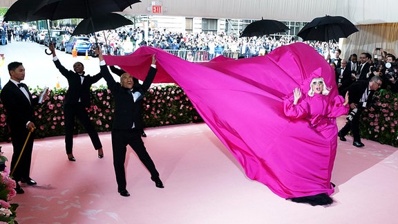 US-Sängerin Lady Gaga kommt zu der "Met Gala" vor dem Metropolitan Museum of Art in einem meterlangen pinken Kleid