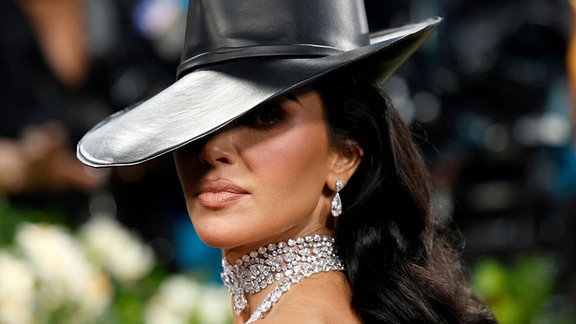 Kim Kardashian bei der Met Gala in New York mit Hut.