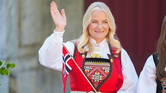 Kronprinzessin Mette-Marit winkt dem Kinderzug während der Feierlichkeiten zum Nationalfeiertag. 