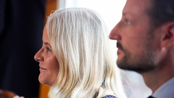 Kronprinzessin Mette-Marit (NO), Kronprinz Haakon (NO), beim Weihnachtsbesuch des Wohn- und Pflegezentrums "Risenga bo- og omsorgssenter" in Asker.