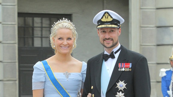Kronprinz Haakon Magnus von Norwegen und Frau, Kronprinzessin Mette-Marit im Paradehof des Königsschloss.