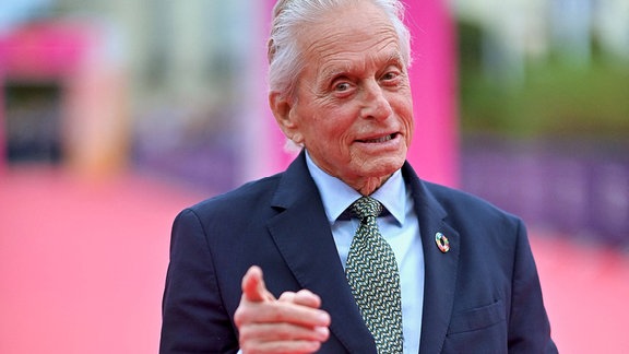 Michael Douglas blickt und zeigt in die Kamera