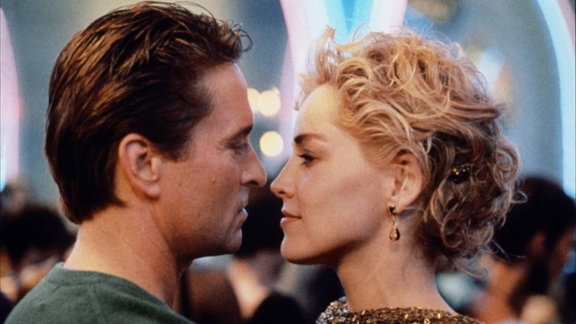 Michael Douglas in einer Szene des Filmes Basic Instinct 1992 mit Sharon Stone 