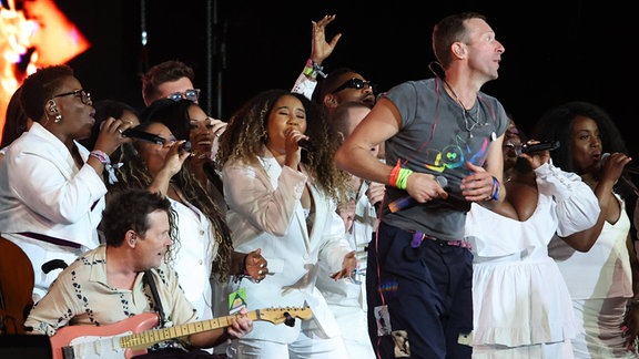 Michael J. Fox hat einen Überraschungsauftritt mit Coldplay beim Glastonbury Festival 2024 auf der Worthy Farm