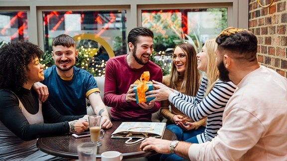 Eine Gruppe Freunde sitzt in einem Café